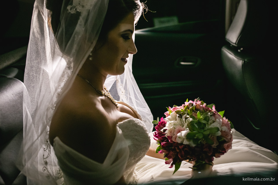 noiva olhando para o buquê