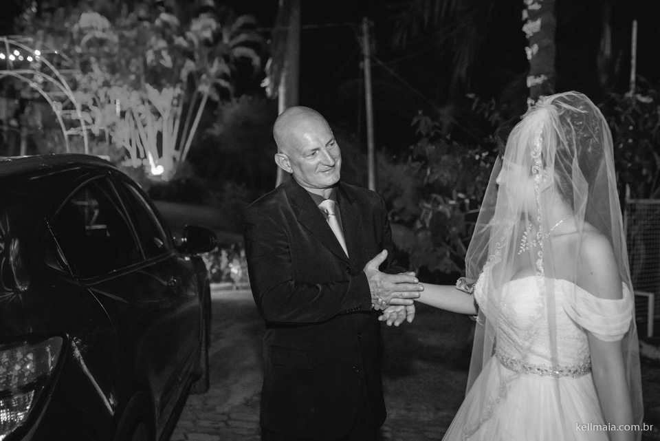 pai cumprimenta a filha na hora de levá-la para o altar