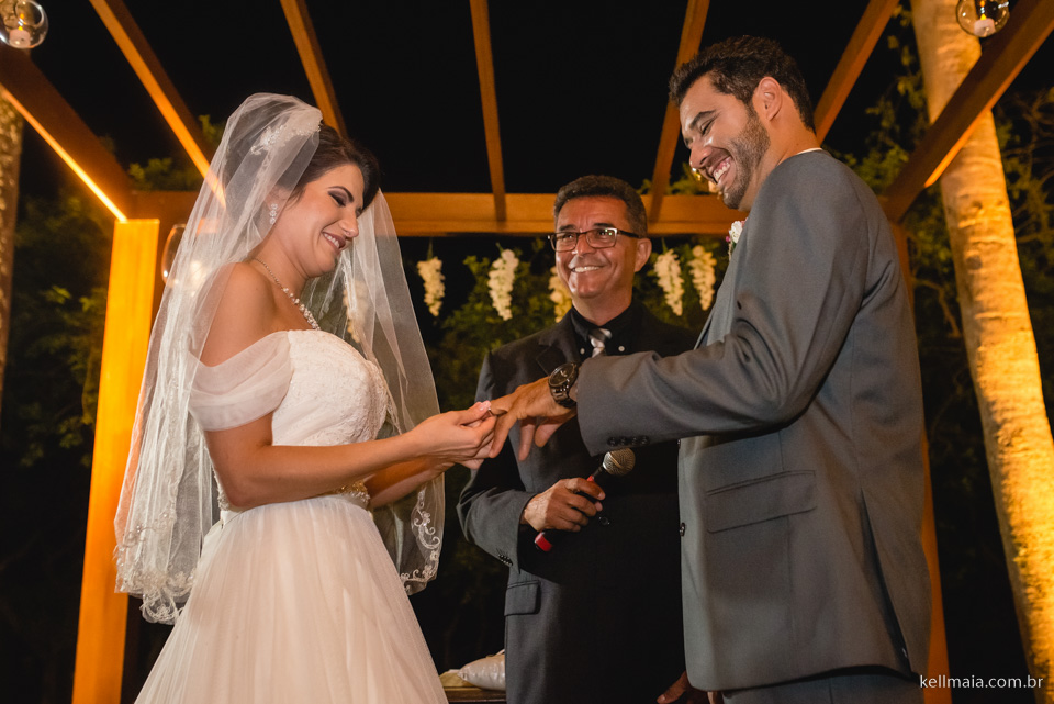 noiva aeromoça e noivo bombeiro, vivem nos EUA, troca de aliança