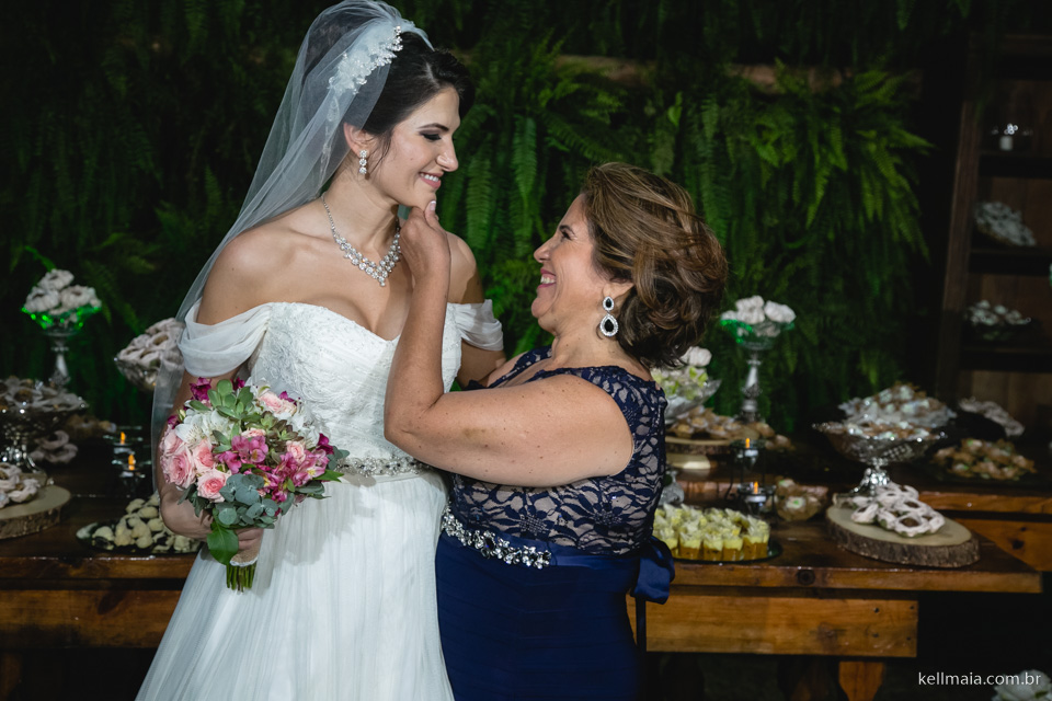 mãe fazendo carinho