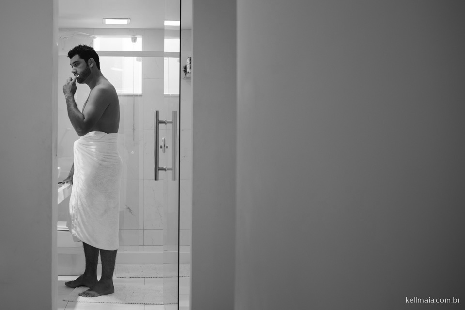 noivo escovando os dentes