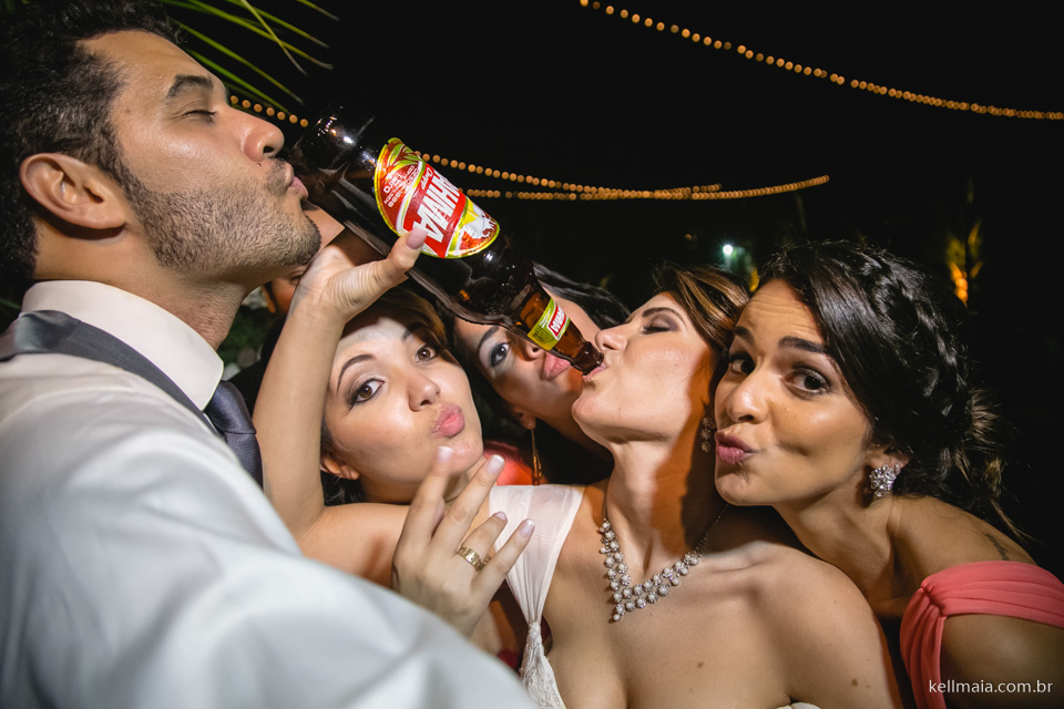 noiva tomando cerveja na garrafa