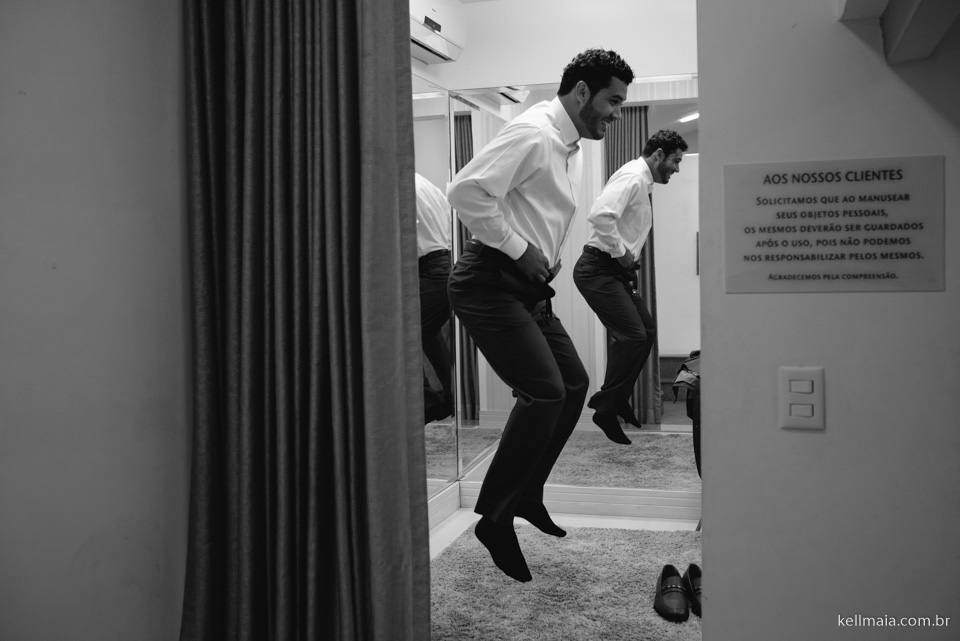 colocando a roupa e se divertindo