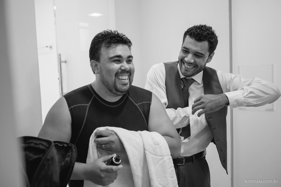 passando desodorante e rindo com o amigo