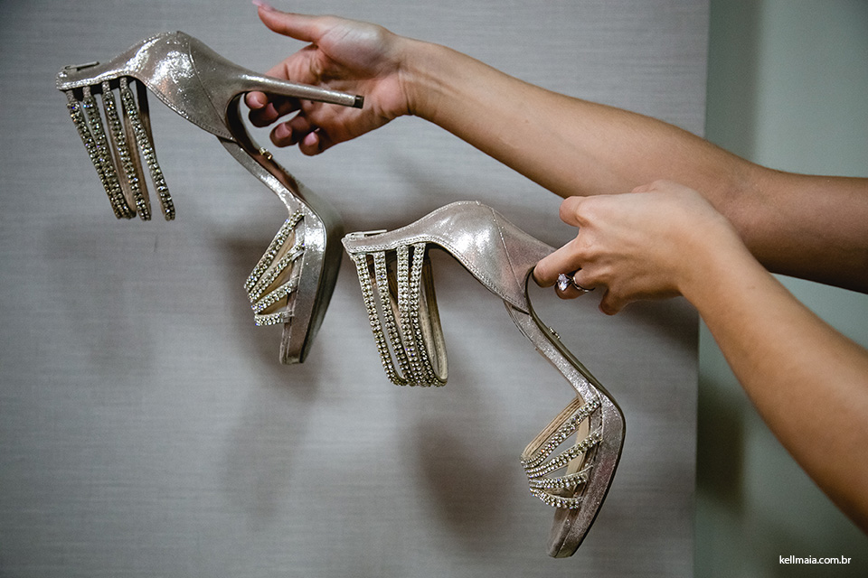 noiva segurando o sapato