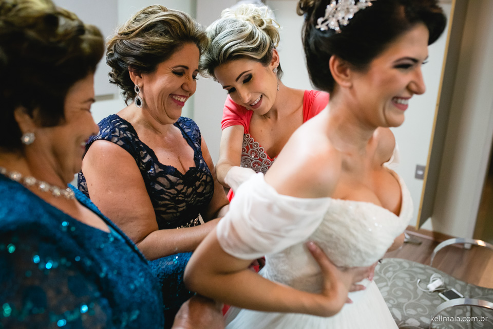 mae, irmã e avó, arrumando a noiva