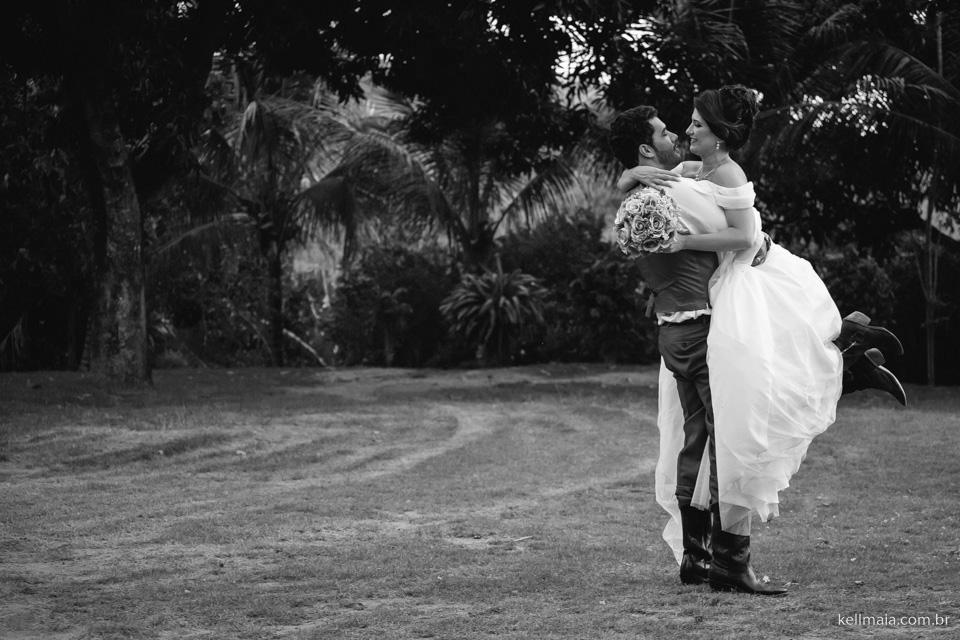 noivo levantou a noiva e apareceu as botas