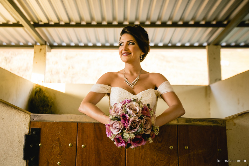 noiva dentro do estábulo