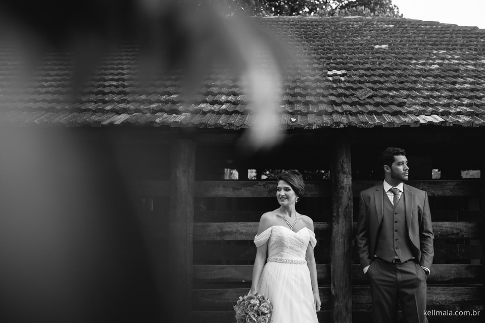 noivos na frente do curral