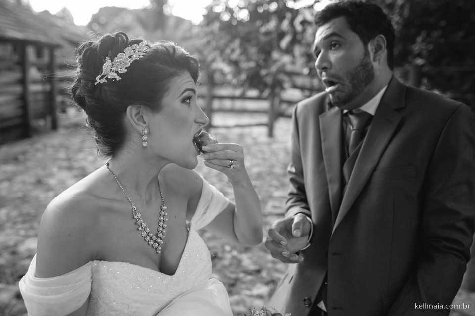 noivos experimentando fruta e noivo fazendo brincadeiras, diferente