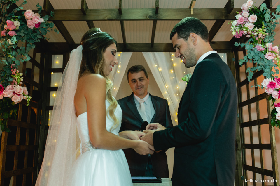 noivo colocando aliança na noiva