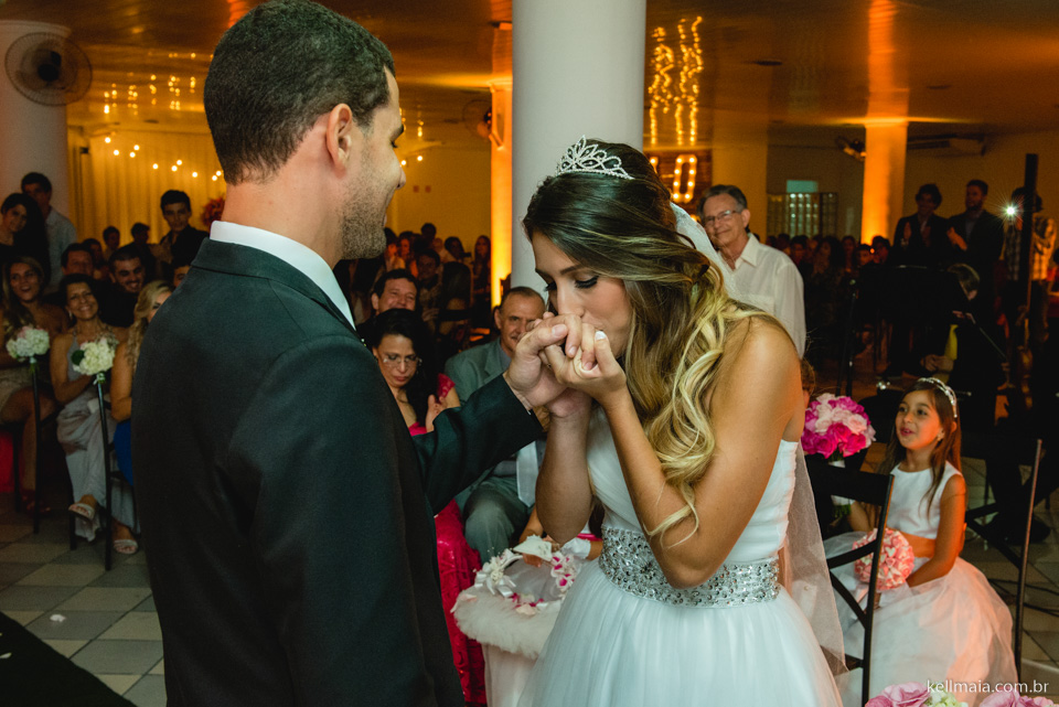 noiva beijando a mão do noivo