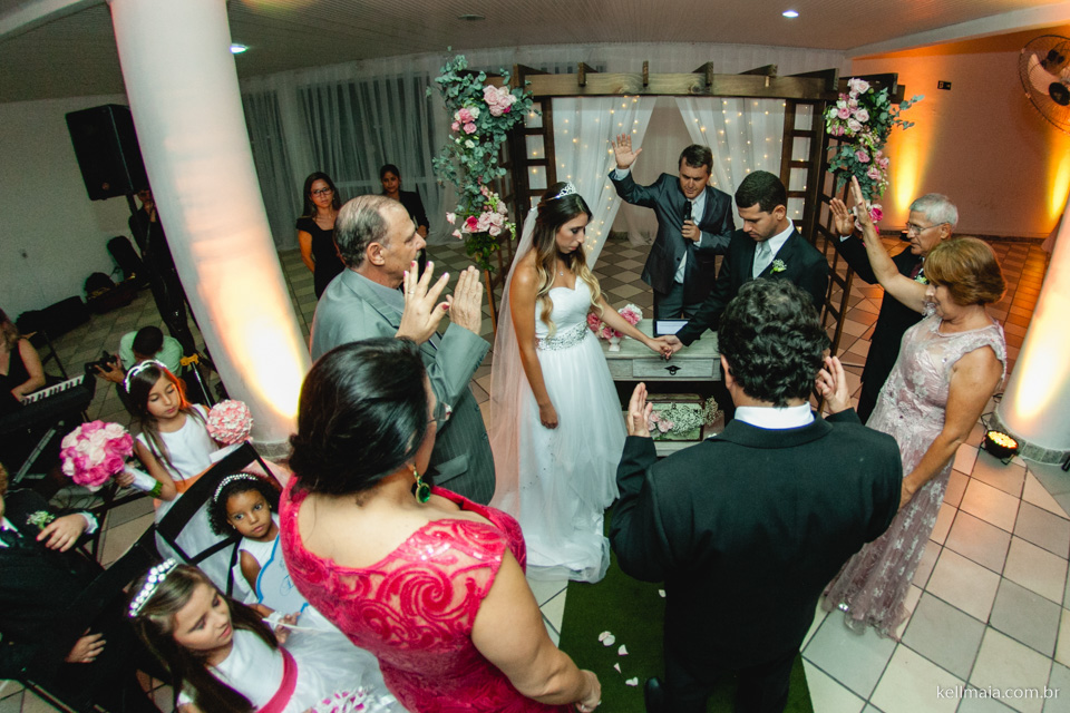 pais abençoando os filhos noivos