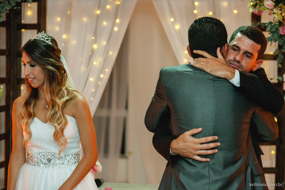 noivo cumprimentando emocionado