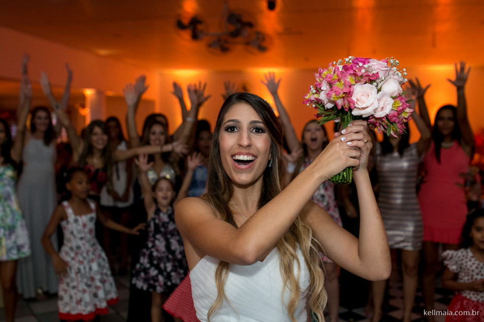 noivo jogando o buquê