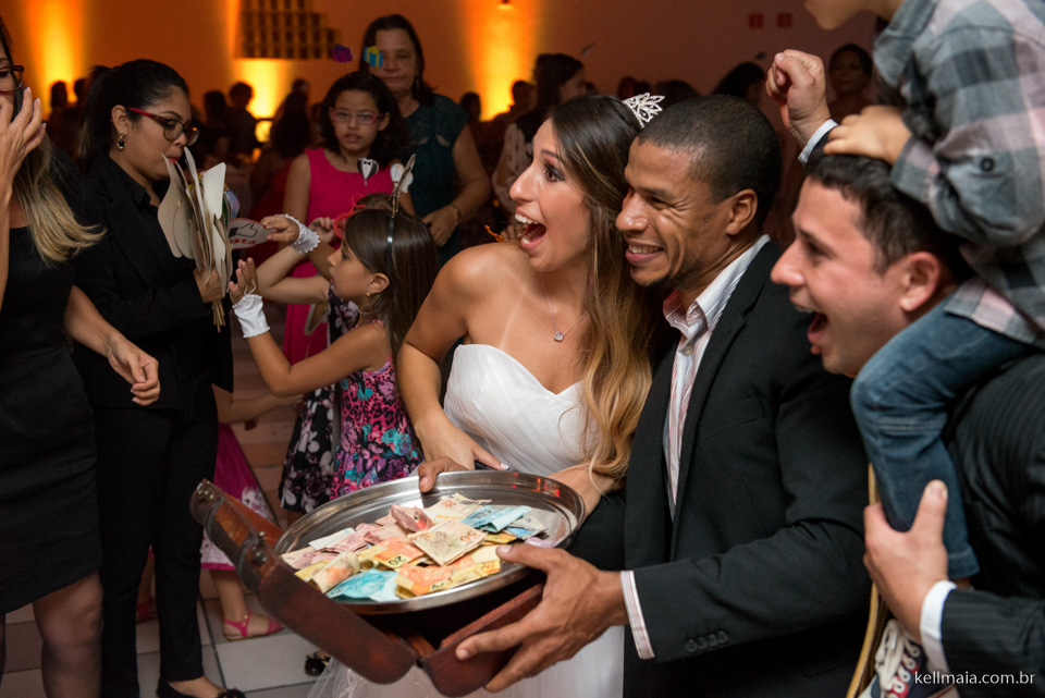 noivos com dinheiro da gravata