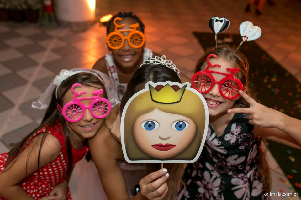 noiva com máscara junto das crianças