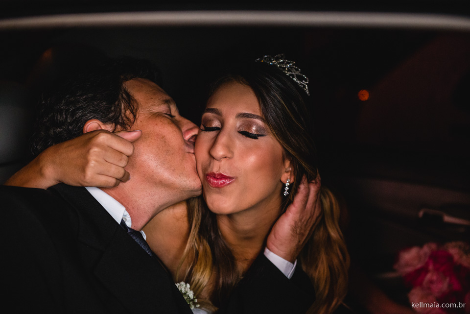 pai beijando a filha noiva