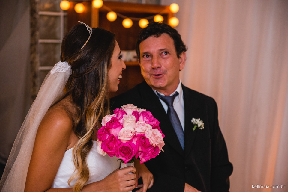 pai rindo com a filha noiva