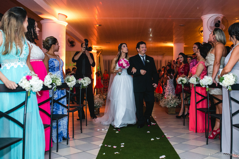 noiva entrando na cerimônia