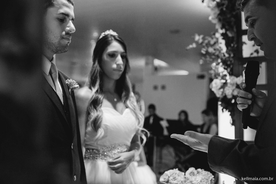 pastor mostrando alianças para os noivos