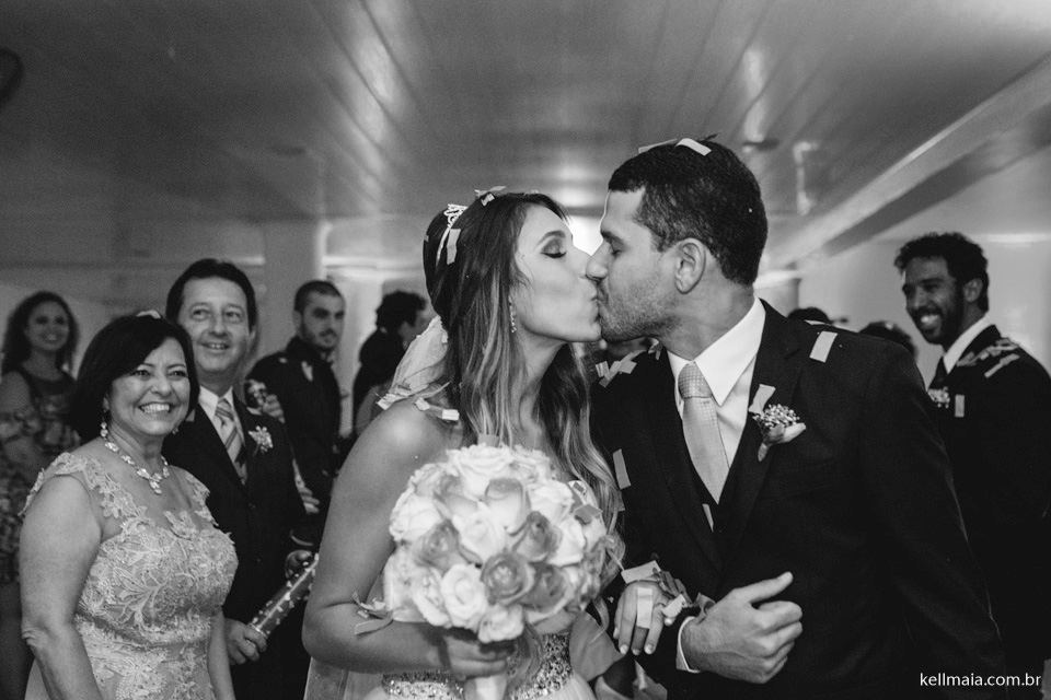 noivos se beijando na saída da cerimônia