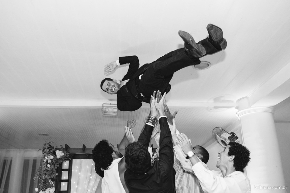 noivo jogado para o alto
