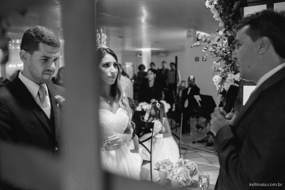 pastor, noiva e noivo no gazebo