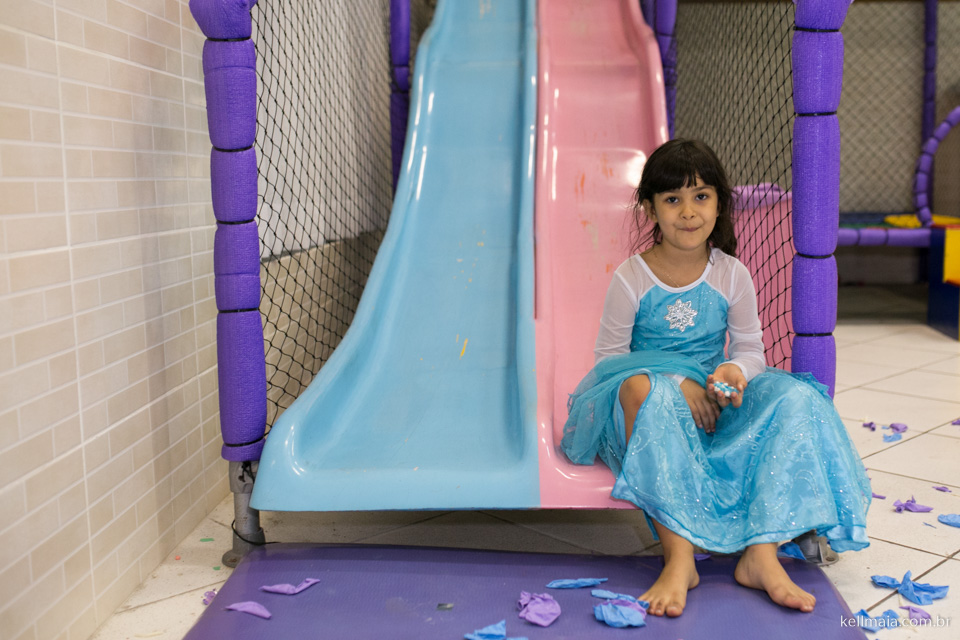 menina no escorregador no fim da festa