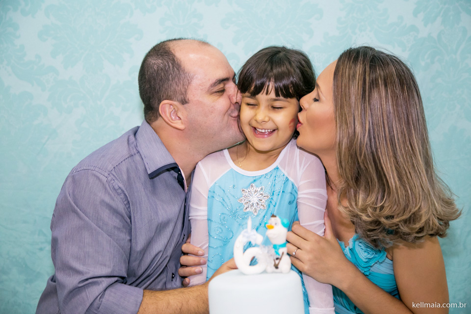 beijo dos pais na aniversariante