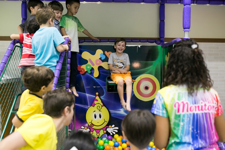 menino rindo no brinquedo