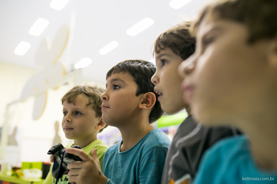 meninos jogando video game