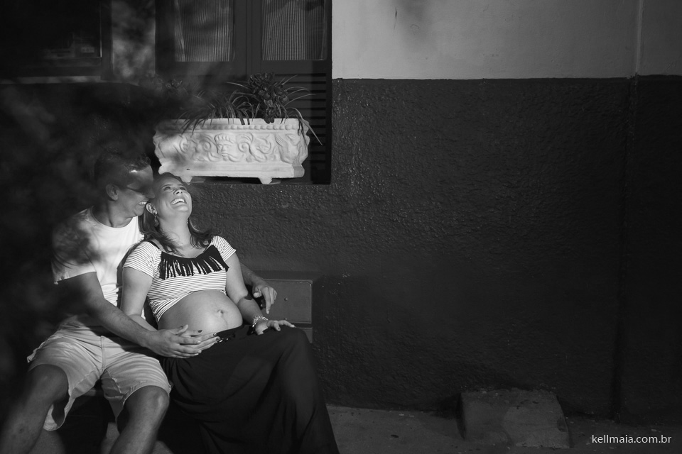 grávida e o papai da criança, namorando num banco