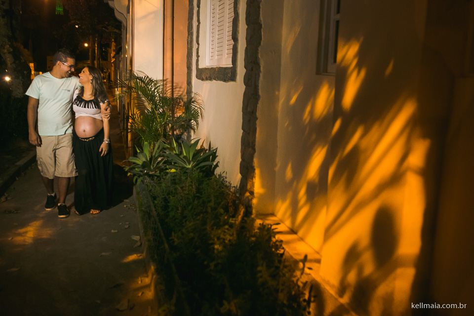 gestante caminhando a noite com o marido