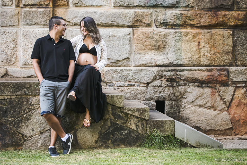 grávida com o marido numa escada
