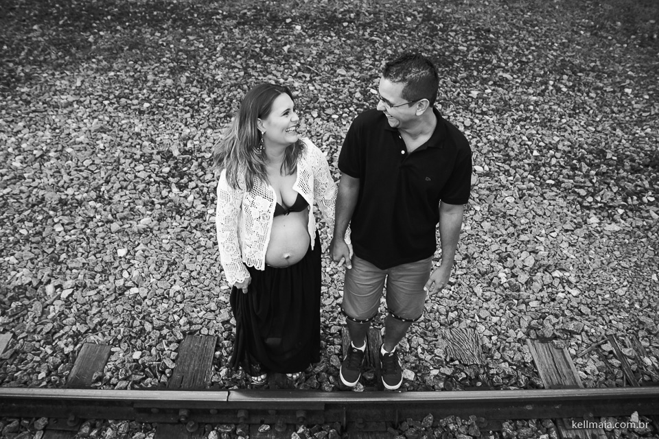 Gestante e esposo na linha de trem