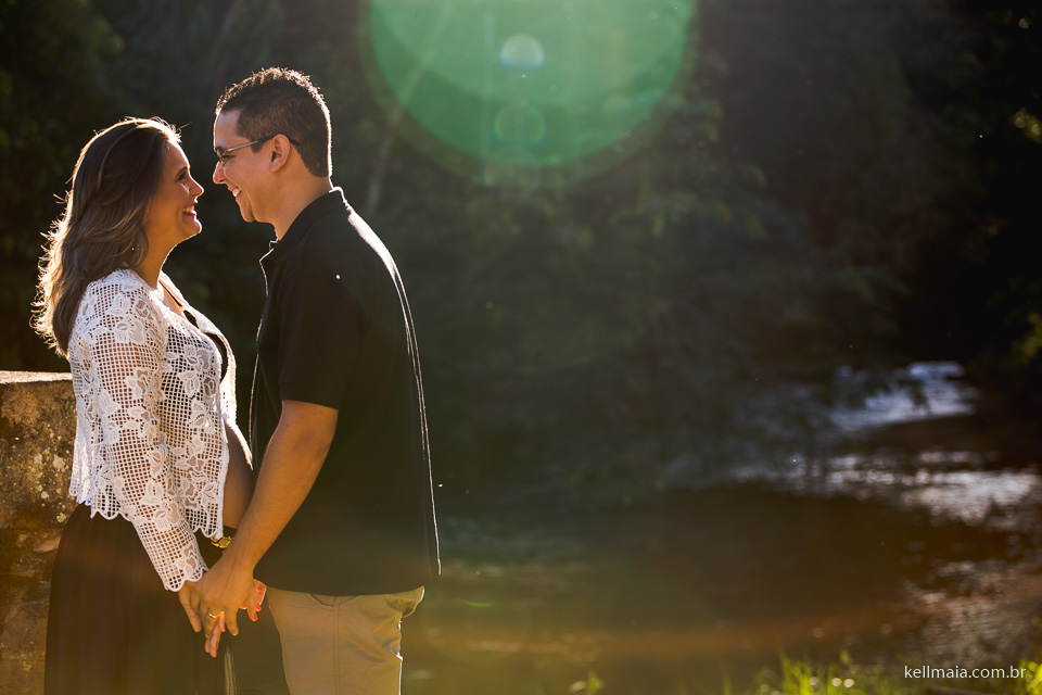 Grávida e marido contra luz do sol