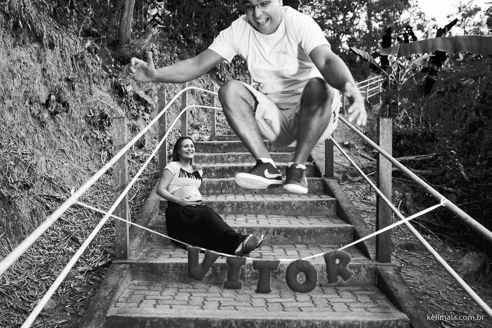 pai pulando o nome do filho que vai nascer e gestante olhando