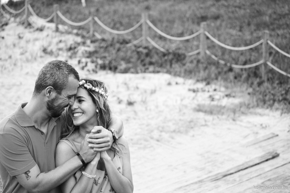 noivos se olhando, abraço carinhoso