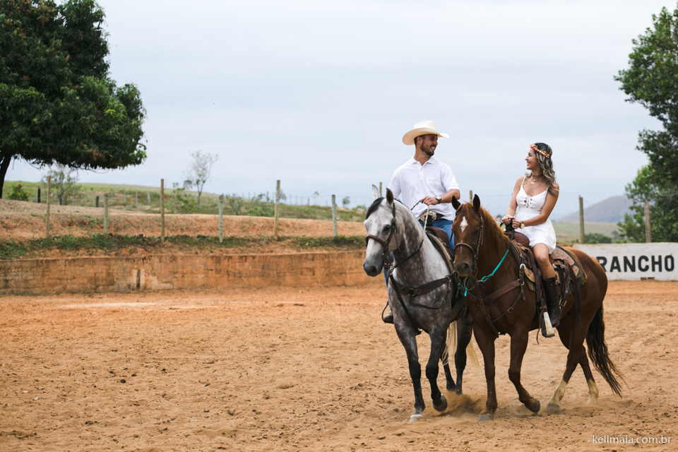 ensaio de casal com cavalos