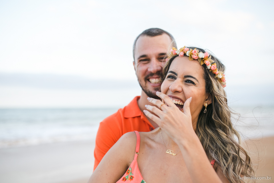 noivos rindo muito na praia
