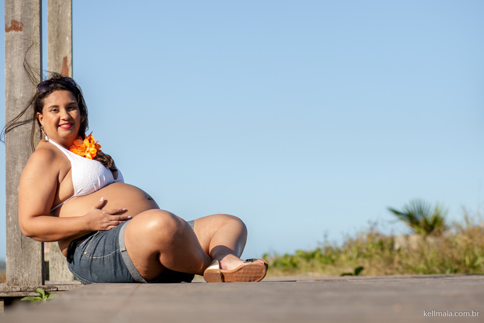 sentada perto da praia