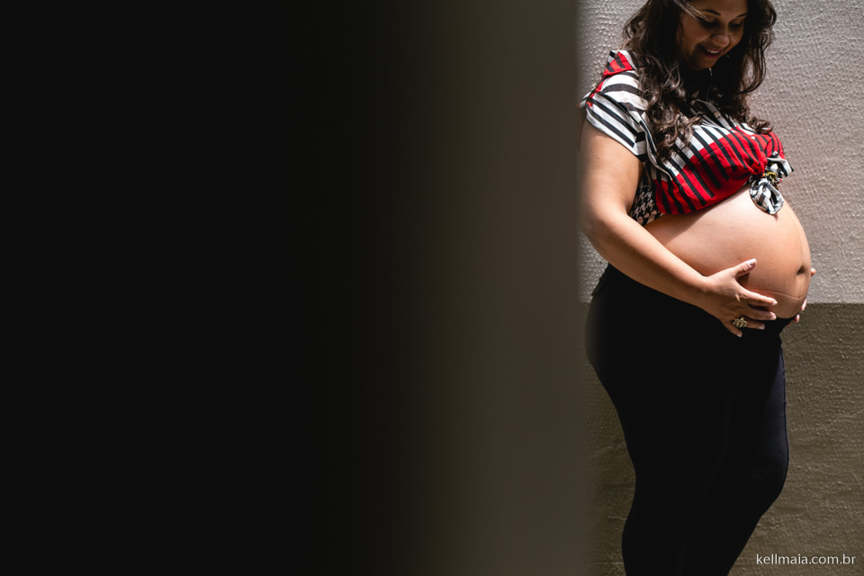 grávida no sol segurando a barriga