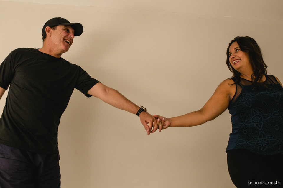 marido e gestante rindo muito