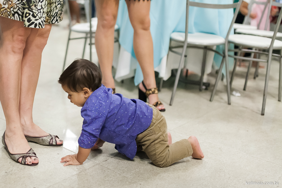 criança engatinhando no aniversário
