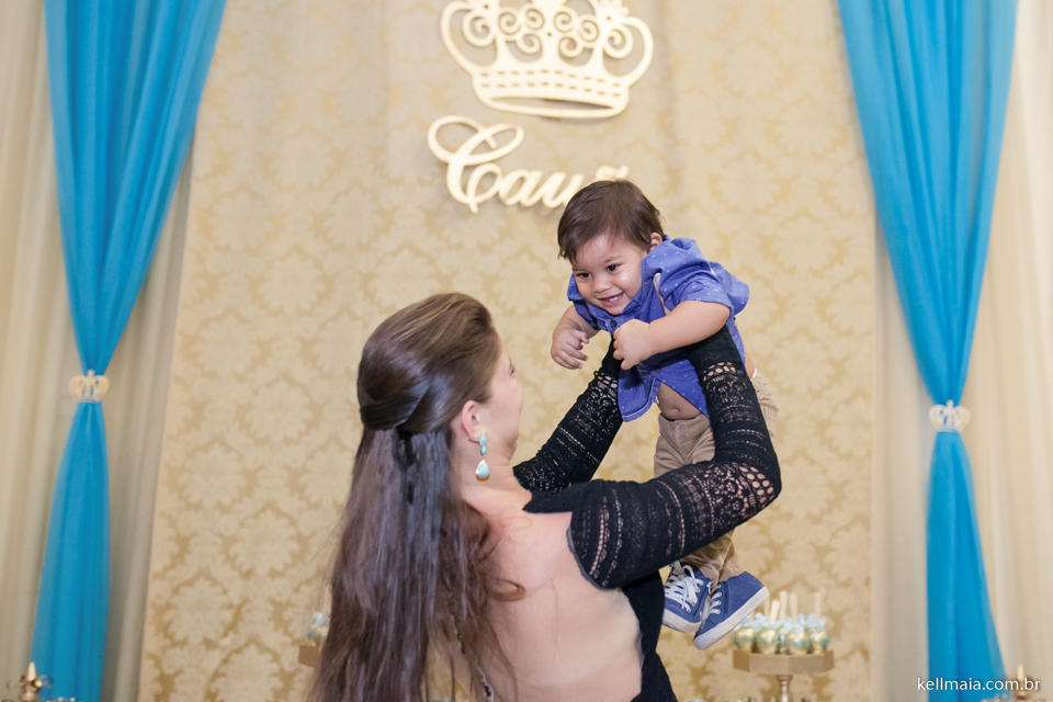 mamãe segurando o aniversariante de 1 ano