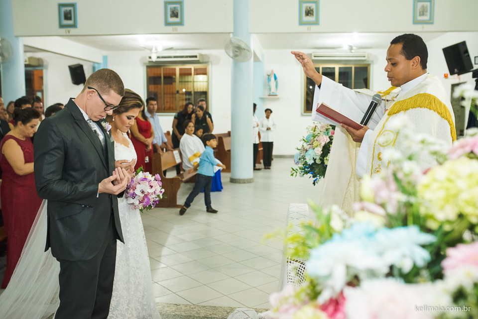 padre abençoando os noivos