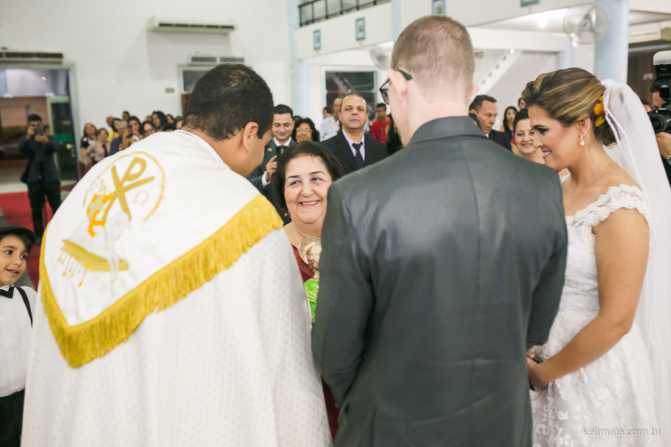 avó entregando alianças para os noivos