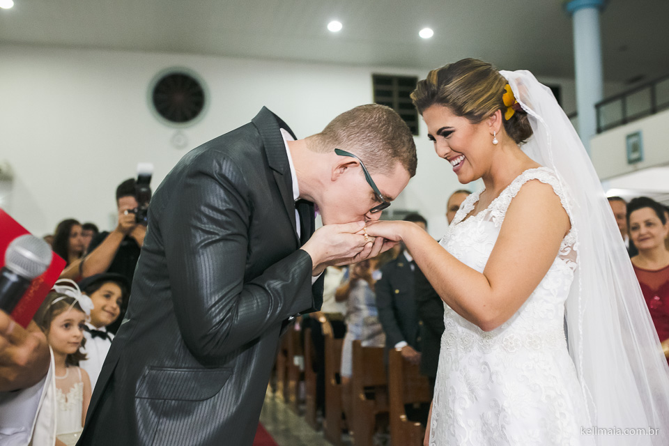 noivo beijando a mão da noiva na troca de alianças