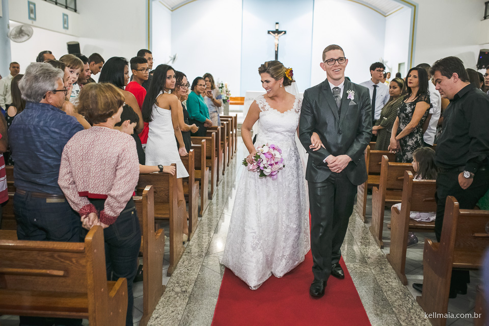 noivos saindo da igreja